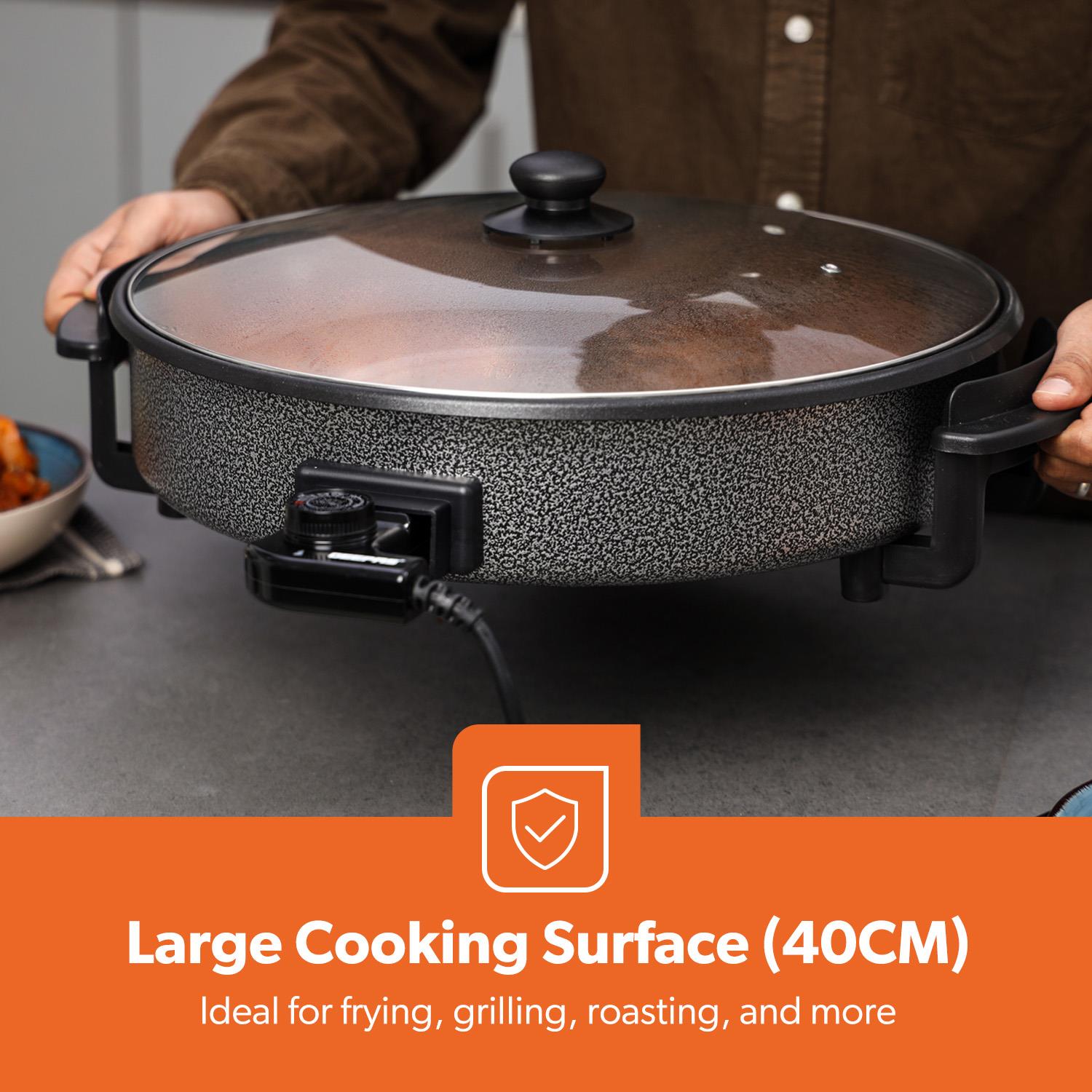 The image shows off the large cooking surface of the multi cooker of 40cm.
